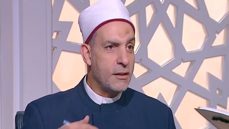 أمين الفتوى يوضح حكم كشف المرأة المسنة شعرها أمام أقاربها (فيديو)