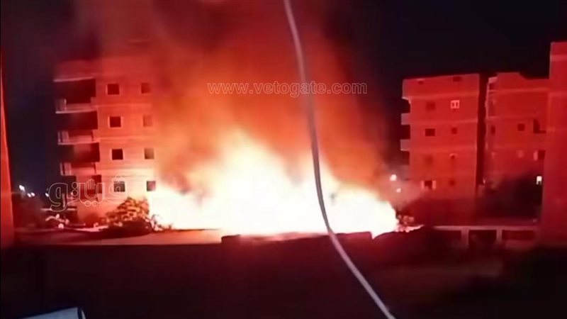 بدأت بمخزن “موتوسيكلات” وامتدت إلى المصنع، اللقطات الأولى لحريق مصنع أخشاب بالشرقية (فيديو وصور)