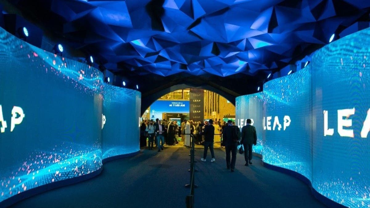 “HONOR” تستعرض أول هاتف روبوت في العالم خلال “LEAP 2026”