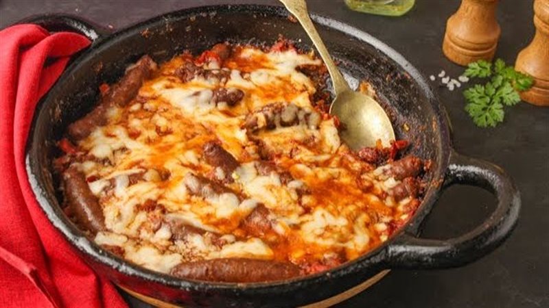 طريقة عمل طاسة السجق بالجبنة، لذيذة وسريعة التحضير