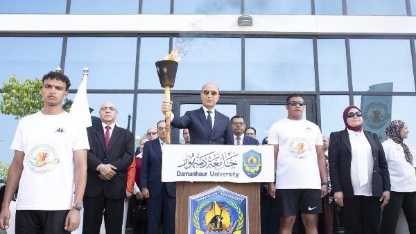 دمنهور تستقبل شعلة أسبوع شباب الجامعات.. رئيس الجامعة: شبابنا هم طاقة الوطن