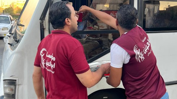 «شربات المولد» في شوارع الجيزة.. مؤسسة أبو العينين تحتفل مع المواطنين بذكرى المولد النبوي