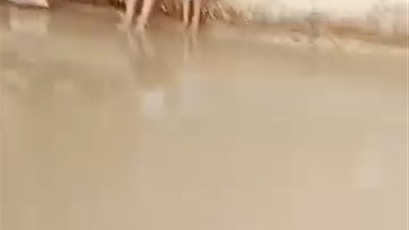كسر ماسورة مياه يغرق شوارع قرية الرحمانية قبلي بقنا، والأهالي يستغيثون (صور)
