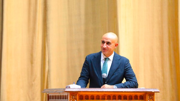 تسليم الكتب بالمدارس في أول يوم دراسة..ومنع الكتابة على الجدران وإتلاف التخت