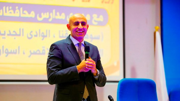 وزير التعليم: “مفيش طالب هياخد درجات” بدون الإلتزام بالحضور في المدرسة