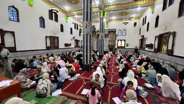 يرجون تجارةً لن تبور.. الآلاف في صحبة كتاب الله يسردون القرآن كاملًا في جلسة واحدة| فيديو وصور