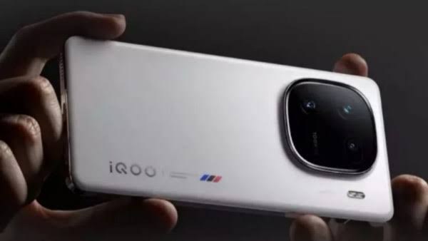 تسريبات تقنية تكشف عن تصميم هاتف iQOO Z11 المرتقب