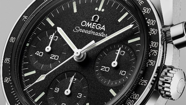 «أوميجا» تطلق تشكيلة ساعات Speedmaster 38mm الجديدة بتصميم مصغر لساعة القمر