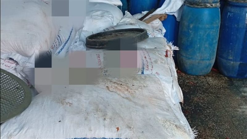 كارثة غذائية بالإسماعيلية، التموين تضبط 20 طن ملح مجهول المصدر داخل مصنع مخللات