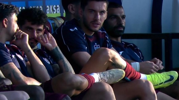 شاهد.. محمد صلاح على مقاعد بدلاء طرابزون سبور أمام قاسم باشا