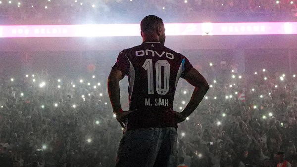 هتافات عنصرية ضد محمد صلاح من جماهير بشكتاش خلال مراسم تقديم فلاهوفيتش