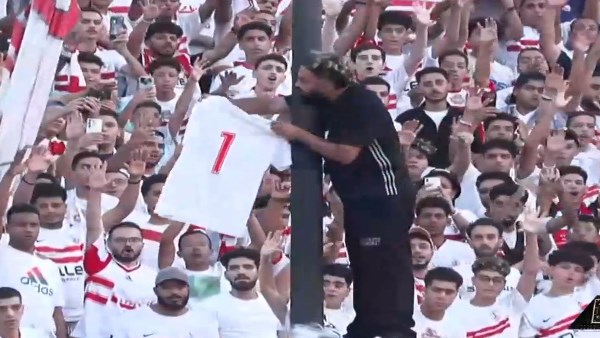 لاعبو الزمالك يهدون الجمهور قميصين يحملان الرقم 1
