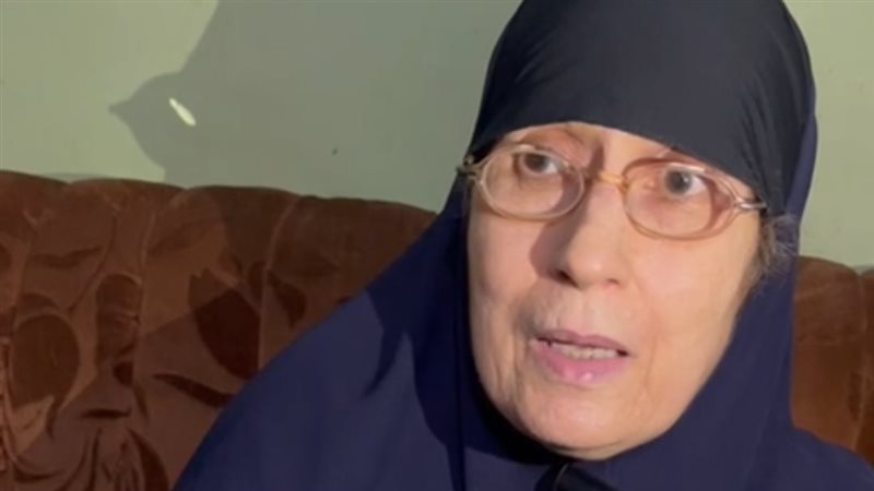 سردت القرآن كاملًا في جلسة واحدة، حكاية الحاجة سناء مع حفظ كتاب الله (فيديو)