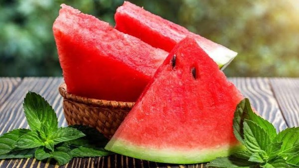 هل تناول البطيخ يوميًا مفيد أم مضر؟.. خبير تغذية يحسم الجدل