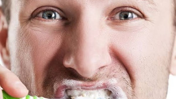 رائحة الفم الكريهة رغم غسل الأسنان.. أسباب لا تتعلق بالفم