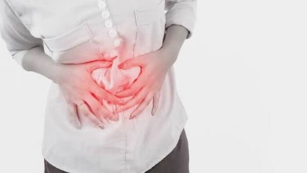 انتفاخ البطن يوميًا.. 7 عادات قد تكون السبب