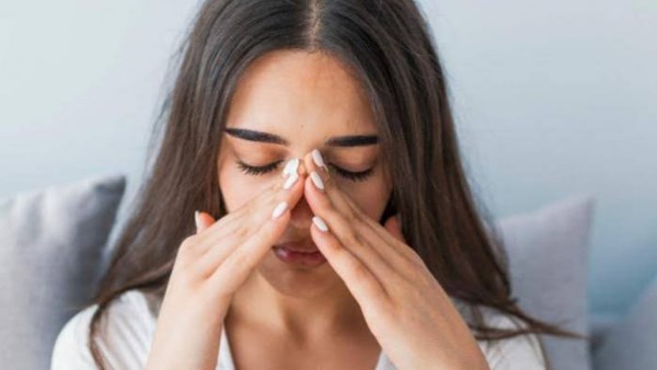 علاج الجيوب الأنفية عند الاستيقاظ.. 7 طرق لتخفيف الصداع واحتقان الأنف صباحًا