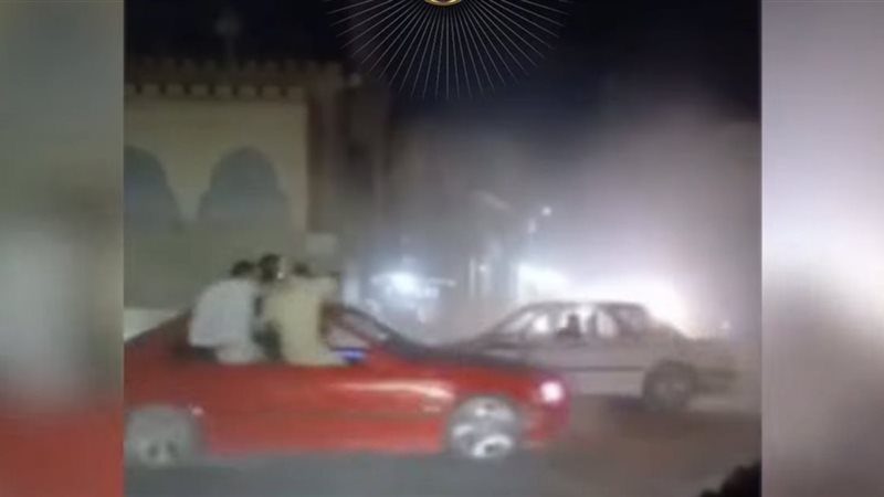 بسبب استعراضات خطيرة وجلوس خارج النوافذ، ضبط قائدي سيارتين في حفل زفاف بالشرقية