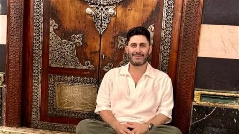 الفنان أحمد شاكر يزور مسجد الإمام الحسين احتفالًا بالمولد النبوي
