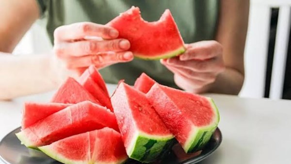 تناوله باعتدال.. الإفراط في البطيخ يسبب هذه المشكلات الصحية