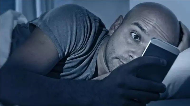 5 علامات تؤكد أن الموبايل يؤثر في تركيزك