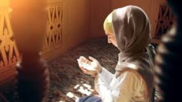 الأزهر للفتوى: إن خشيت المرأة فوات وقت الصلاة وهي خارج منزلها بحثت عن مكان تستتر فيه