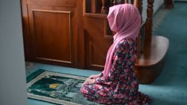 ما حكم الدعاء على الظالم في الصلاة؟.. أمين الإفتاء يجيب
