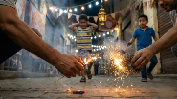 بعد انتشارها في الفترة الأخيرة.. تعرف على عقوبة حيازة الألعاب النارية بالقانون