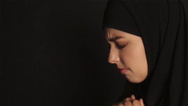 هل لبس الأسود في الحداد يؤذي الميت؟.. أمين الإفتاء يوضح