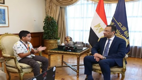 الطفل مارتيروس.. قصة مصمم روبوت يعمل كمرشد سياحي على هيئة توت عنخ آمون