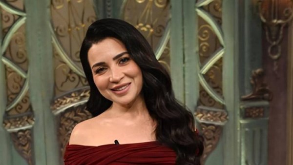 فستان صيفي.. مي عز الدين تستعرض جمالها