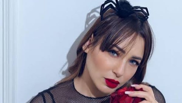 بلوك شبابي.. ساندي بإطلالة كاجوال ناعمة تخطف الأنظار