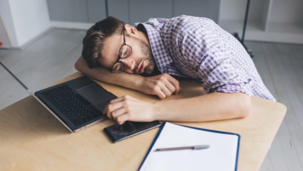 لماذا تشعر بالإرهاق رغم النوم 8 ساعات؟.. السبب الحقيقي لمن تجاوزوا سن الخمسين