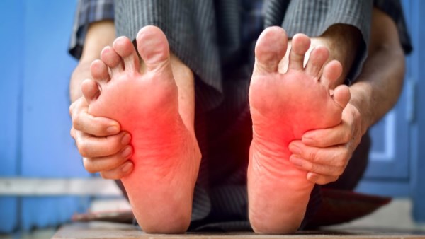 علامات في أصابع القدم تكشف نقصًا في فيتامين B12.. أحذر من تجاهلها