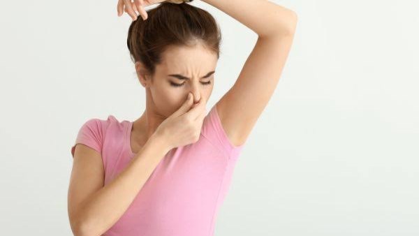 أسباب صحية وراء رائحة الجسم والفم الكريهة.. حيل بسيطة لاكتشافها