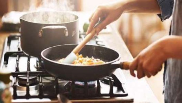 حيل بسيطة.. 7 طرق طبيعية للتخلص من روائح الطعام في المطبخ
