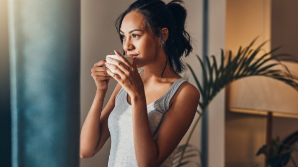 القهوة تحمي من دهون البطن؟ دراسة تكشف مفاجأة بشأن تناول 5 أكواب يوميًا