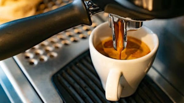 احذر قهوة ماكينة العمل .. دراسة تكشف مفاجأة عن الكوليسترول