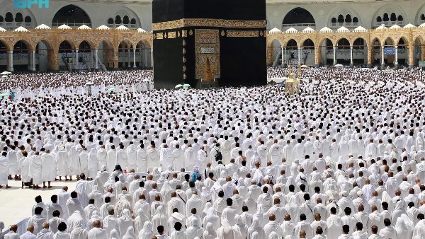 في خطبة الجمعة.. خطيب المسجد الحرام يبرز فضل العلماء وأمانة التربية