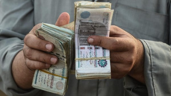 هل يستحق الزوج راتب زوجته العاملة؟.. دار الإفتاء تجيب