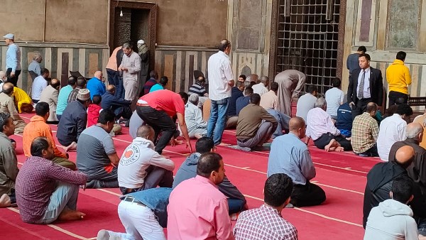 هل قول حرمًا بعد الصلاة بدعة في الإسلام؟ دار الإفتاء تجيب