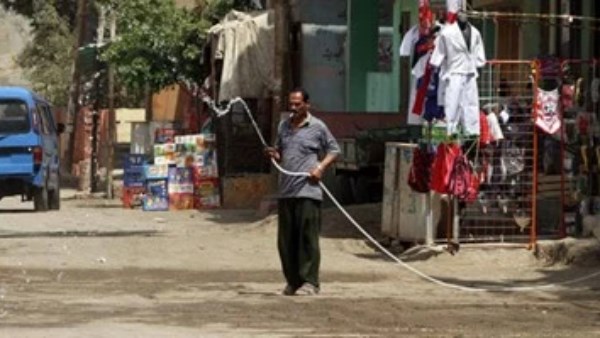 ما حكم رشّ المياه أمام المنازل؟ أمين الفتوى يجيب
