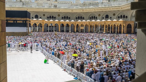 إمام المسجد الحرام يحث المسلمين على قضاء الحوائج وتفريج الكربات
