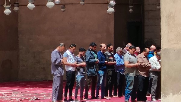حكم النظر إلى السماء أثناء الصلاة.. علي جمعة يجيب