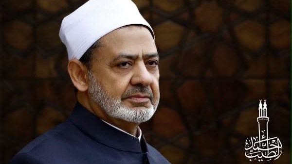 شيخ الأزهر يطمئن على صحة مفتي الجمهورية هاتفيًا ويدعو له بتمام الصحة والعافية