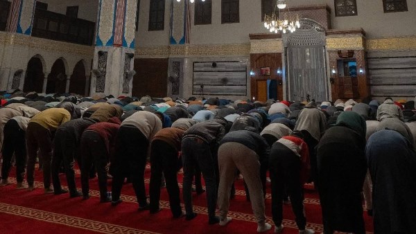 حكم صلاة المأمومين حال اقتدائهم بـ مُبلِّغ لم يدخل في الصلاة؟.. دار الإفتاء ترد