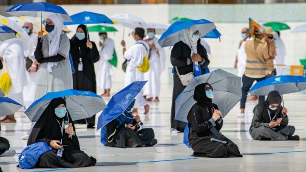 دار الإفتاء: يجوز للمرأة السفر بدون محرم للحج والعمرة