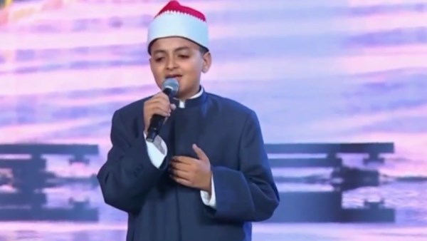الطفل فياض يبدع في ابتهال ديني باحتفالية المولد النبوي أمام الرئيس السيسي