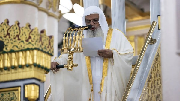 خطيب المسجد النبوي: كل إنسان ينشأ جاهلا حتى يعلمه الله