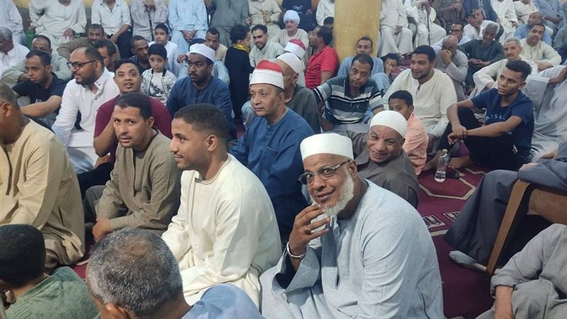 رئيس مدينة قوص يشارك الأهالي الاحتفال بالمولد النبوي بالمسجد العمري (صور)